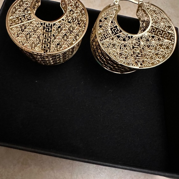 Elegant Gold Hoop Earrings - Picture 4 of 10